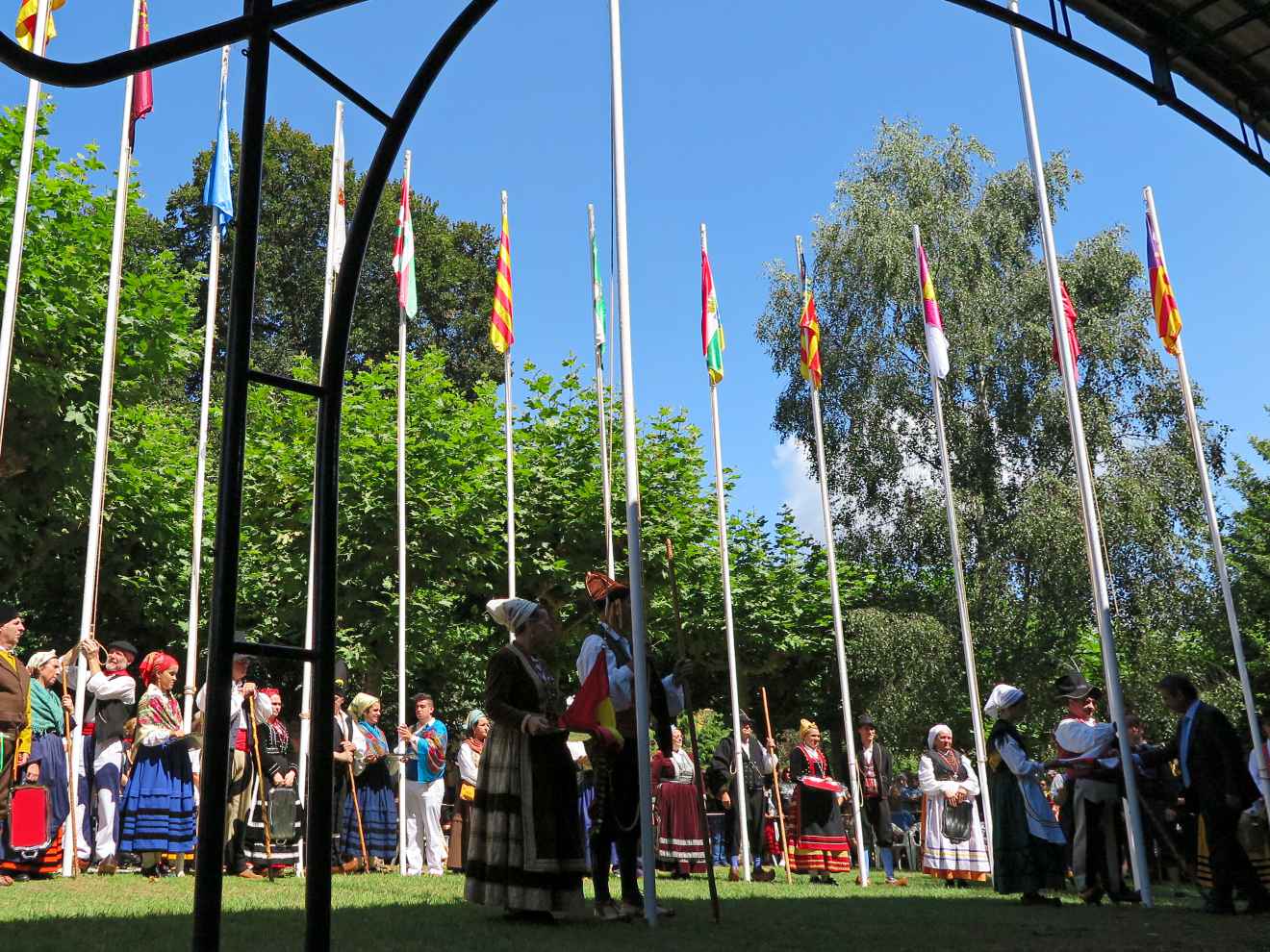 Homenaje a las banderas en el Día de Cantabria