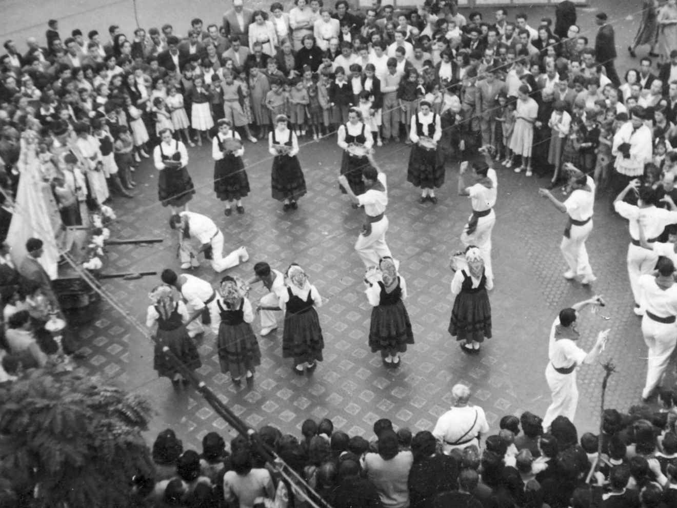 Baile ante la Virgen del Campo